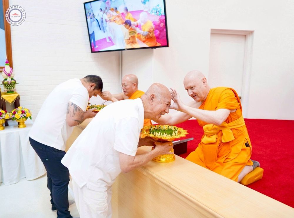 ภาพ No.252192:วันที่ 4-5 ตุลาคม พ.ศ. 2568  วัดพระธรรมกายแคลิฟอร์เนีย ประเทศสหรัฐอเมริกา ได้จัดพิธีตัดปอยผม โดยคณะสงฆ์ ญาติ ๆ และสาธุชน ให้กับนาคธรรมทายาท 8 ท่าน และได้จัดพิธีบรรพชา-อุปสมบท ฉลองพิธีทอดกฐินบรมจักรพรรดิ สร้างอุโบสถ 82 ปี บูชาธรรมหลวงพ่อธัมมชโย