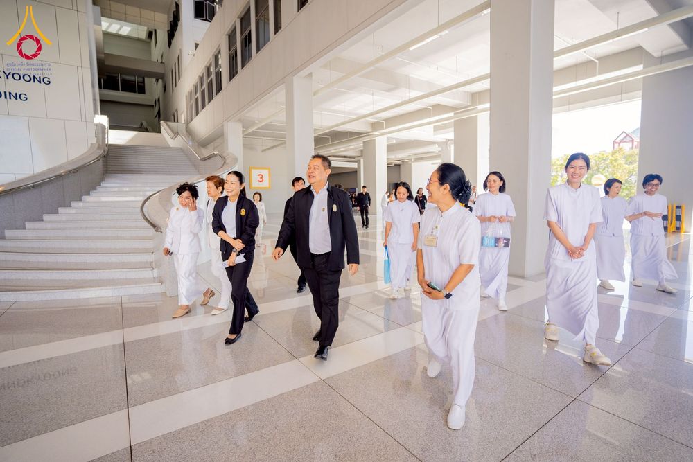 ภาพ No.271880:วันที่ 22 พฤศจิกายน พ.ศ. 2568 ผู้ว่าฯ ปทุมธานี ลงพื้นที่เยี่ยม “อำเภอคลองหลวง” พร้อมชมการเตรียมความพร้อมเทศกาลสวนดอกไม้ปทุมธานี “ทุ่งสวรรค์ ตะวันฉาย” ณ วัดพระธรรมกาย