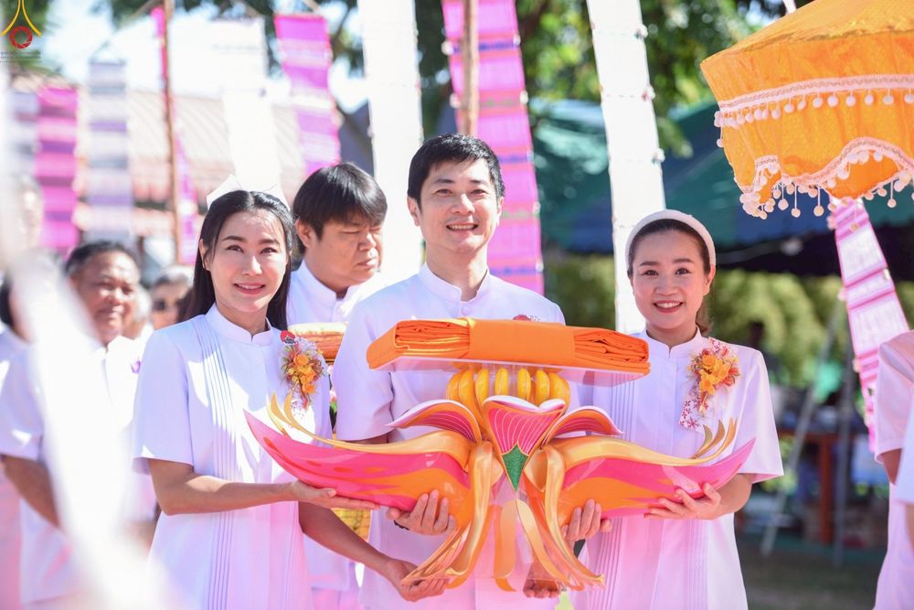 ภาพ No.262369:วันที่ 19 ตุลาคม พ.ศ. 2568 พิธีทอดกฐินสถาปนา แผ่นบันมงคลมหาเศรษฐี อาคาร 80 ปี หลวงพ่อธัมมชโย ในโครงการกฐินสามัคคีทั่วไทย 30,000 วัด บูชาธรรม 81 ปี หลวงพ่อธัมมชโย โดยคณะศิษยานุศิษย์วัดพระธรรมกาย ณ ศูนย์ปฏิบัติธรรมวิหารแดง ต.เจริญธรรม อ.วิหารแดง จ.สระบุรี