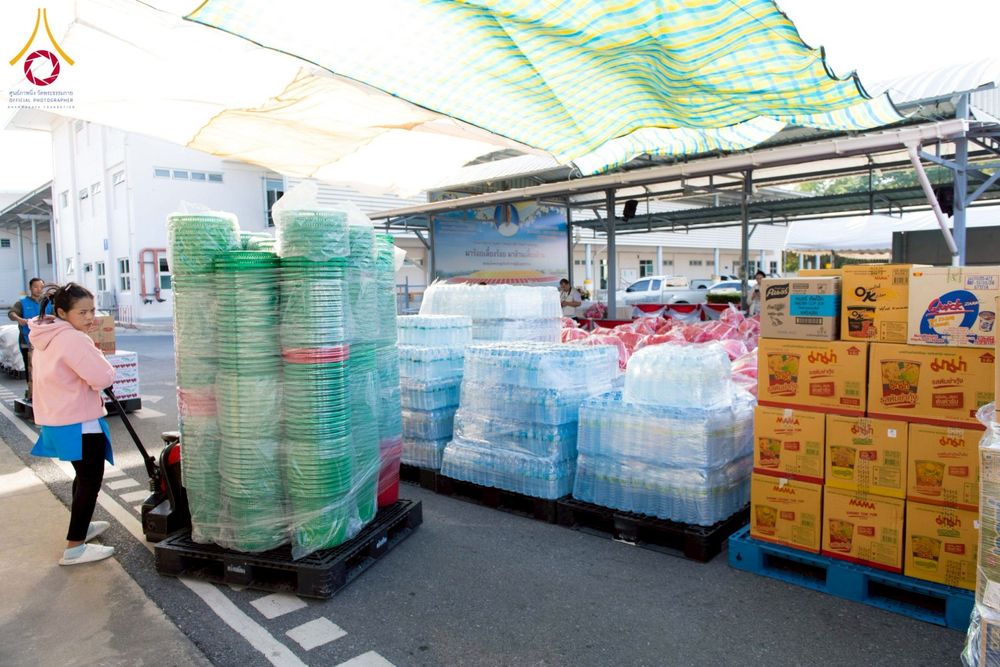 ภาพ No.273631:วันที่ 27 พฤศจิกายน พ.ศ. 2568 คณะศิษยานุศิษย์วัดพระธรรมกาย มูลนิธิธรรมกาย มอบอาหารและสิ่งของความช่วยเหลือให้พี่น้องชาวใต้ ผู้ประสบอุทกภัยน้ำท่วม