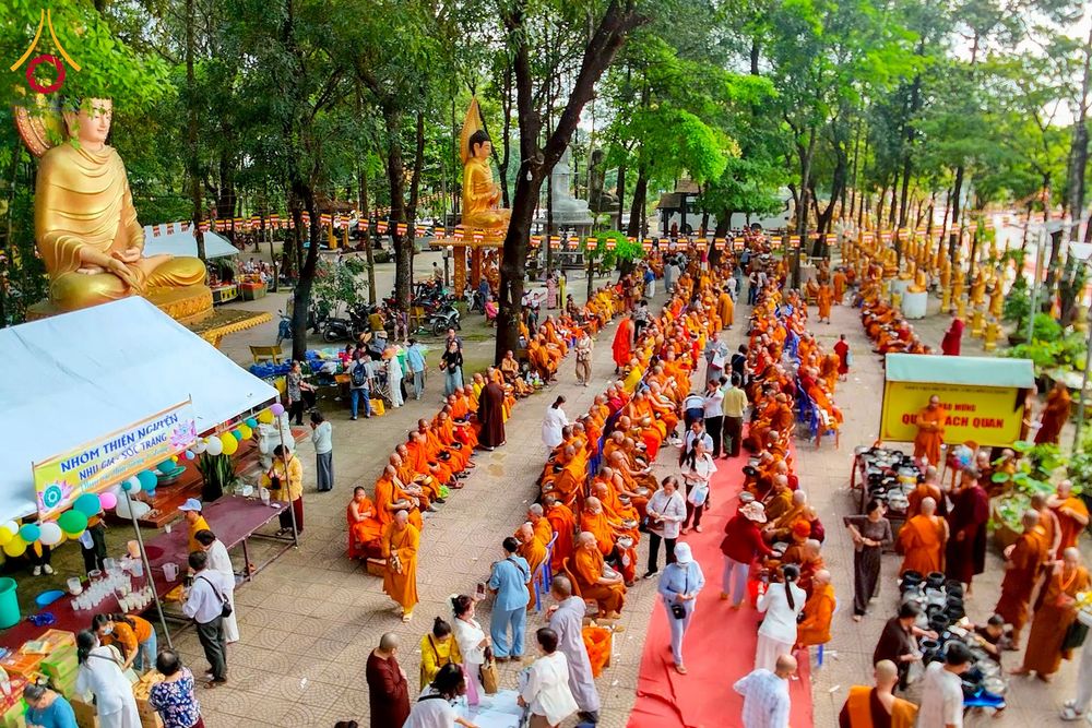 ภาพ No.274067:วันที่ 23 พฤศจิกายน พ.ศ. 2568 ประธานมูลนิธิธรรมกาย ถวายปัจจัยสมทบกฐินแด่ วัดเทียนเวียนเฟื้อกเซิน ศูนย์วิปัสสนาที่มีชื่อเสียง มากกว่า 50 ปีในเวียดนาม