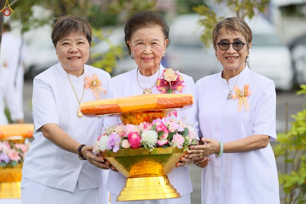 ภาพ No.272231:วันเสาร์ที่ 1 พฤศจิกายน พ.ศ. 2568 พิธีทอดกฐินสามัคคี สร้างกุฏิหมู่สามเณร ณ ศูนย์ปฏิบัติธรรมเบญจธรรม ปทุมธานี  ต.บ้านปทุม อ.สามโคก จ.ปทุมธานี