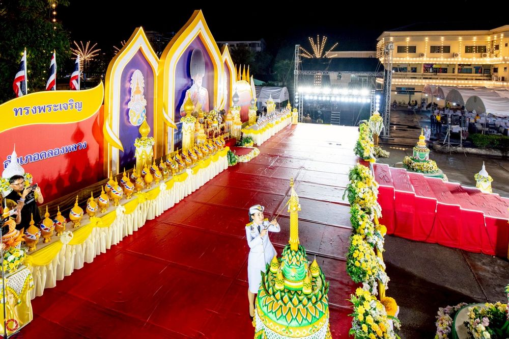 ภาพ No.235096:วันจันทร์ที่ 28 กรกฎาคม พ.ศ. 2568 พิธีถวายเครื่องราชสักการะและวางพานพุ่ม และพิธีจุดเทียนถวายพระพรชัยมงคล เนื่องในโอกาสวันเฉลิมพระชนมพรรษา พระบาทสมเด็จพระวชิรเกล้าเจ้าอยู่หัว ณ บริเวณหน้าอาคารสำนักงาน เทศบาลเมืองคลองหลวง จ.ปทุมธานี