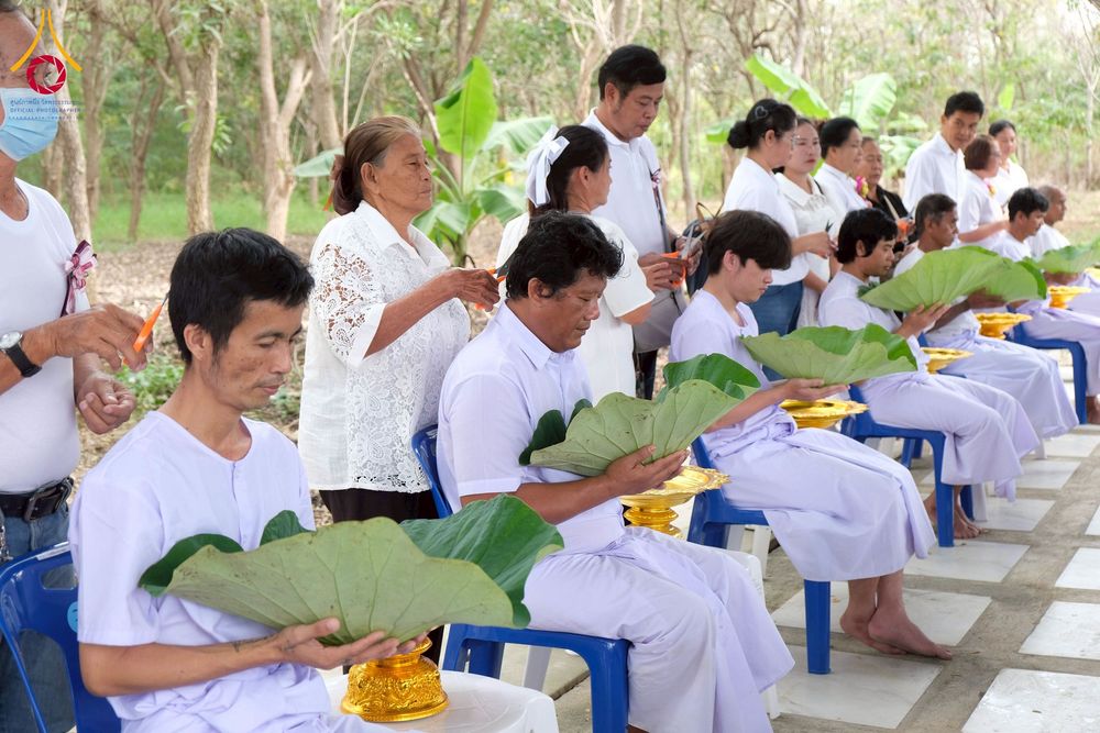 ภาพ No.277884:พิธีตัดปอยผมและปลงผมนาคธรรมทายาท พิธีขอขมาผู้ปกครอง ณ ศูนย์อบรมเยาวชนนครปฐม จ.นครปฐม และพิธีมอบบาตร ผ้าไตร นาคธรรมทายาท พิธีบรรพชา อุปสมบทหมู่ ณ วัดลาดหญ้าไทร จ.นครปฐม