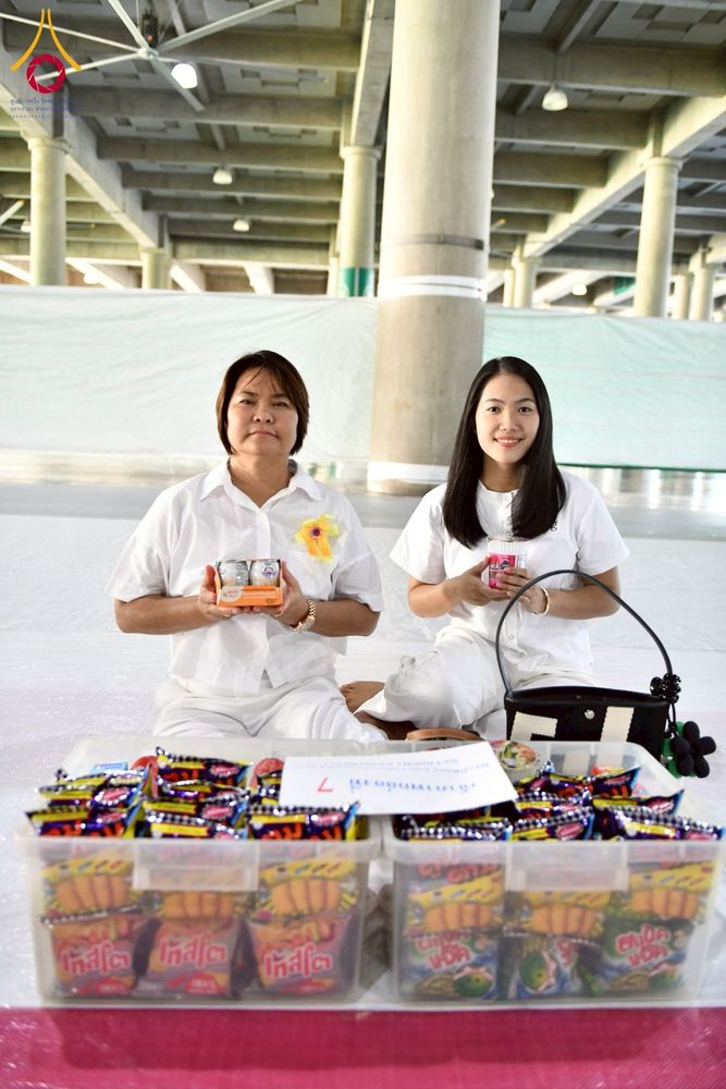 ภาพ No.256623:วันที่ 11 ตุลาคม พ.ศ. 2568 พิธีตักบาตรฉลองพระใหม่  โครงการอุปสมบทบูชาธรรม 141 ปี  พระมงคลเทพมุนี (สด จนฺทโร) ผู้ค้นพบวิชชาธรรมกาย ณ มหาวิหารคด 9 วัดพระธรรมกาย