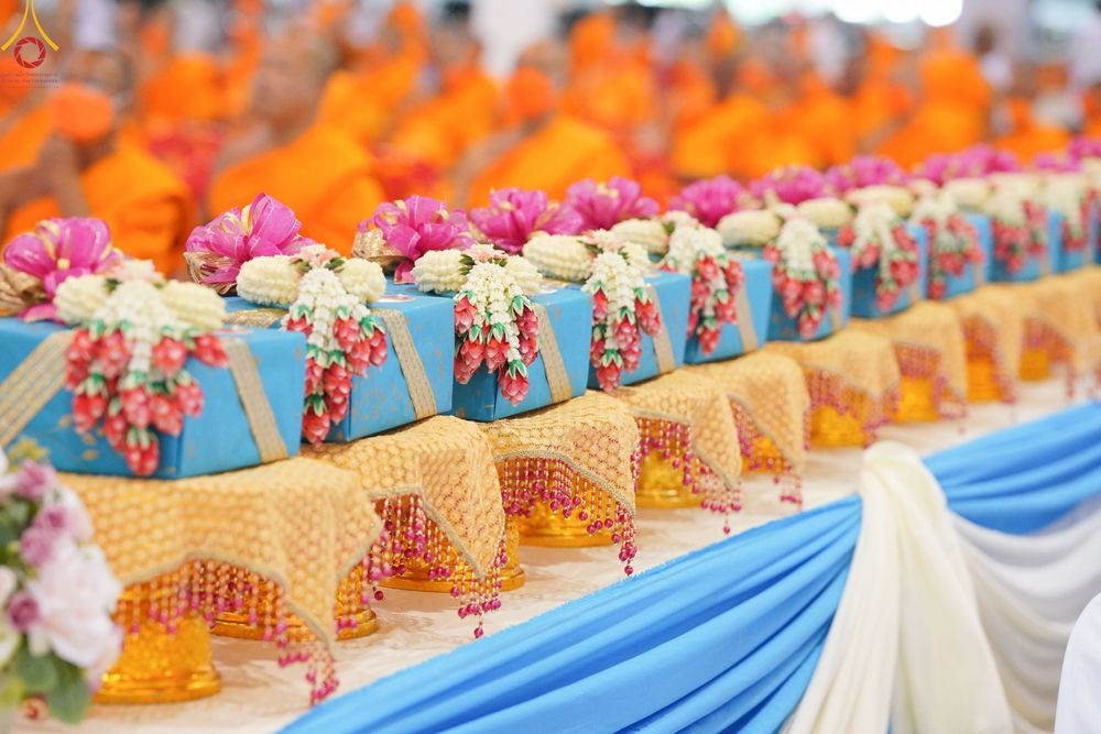 ภาพ No.85318:พิธีถวายมหาสังฆทานคณะสงฆ์ 2000 กว่าวัดทั่วประเทศปีที่ 23, พิธีถวายไทยธรรมคณะสงฆ์ 323 วัด 4 จังหวัดชายแดนภาคใต้, พิธีมอบปัจจัยช่วยเหลือครู 4 จังหวัดชายแดนภาคใต้ ณ สภาธรรมกายสากล วัดพระธรรมกาย ในวันสมาธิโลก อาทิตย์ที่ 6 สิงหาคม พ.ศ. 2566