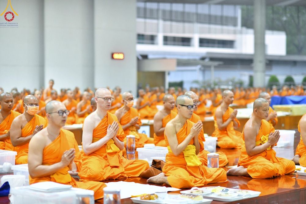 ภาพ No.208320:พิธีสวดพระพุทธมนต์ และถวายภัตตาหารเมนูสวรรค์แด่พระภิกษุ สามเณร วันที่ 15 กุมภาพันธ์ พ.ศ. 2568 ณ หอฉันคุณยายอาจารย์ฯ วัดพระธรรมกาย