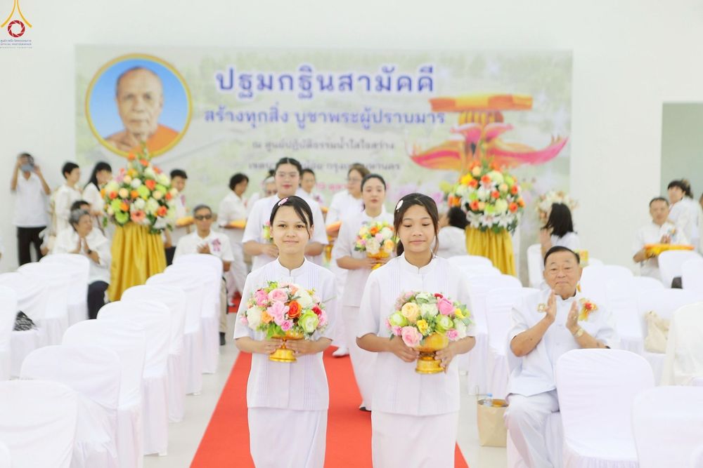 ภาพ No.258567:วันที่ 19 ตุลาคม พ.ศ. 2568 พิธีทอดกฐินสามัคคีทั่วไทย 30,000 วัด โดยคณะศิษยานุศิษย์ บูชาธรรม 81 ปี หลวงพ่อธัมมชโย ณ ศูนย์ปฎิบัติธรรมน้ำใสใจสว่าง  เขตบางกอกน้อย กรุงเทพมหานคร