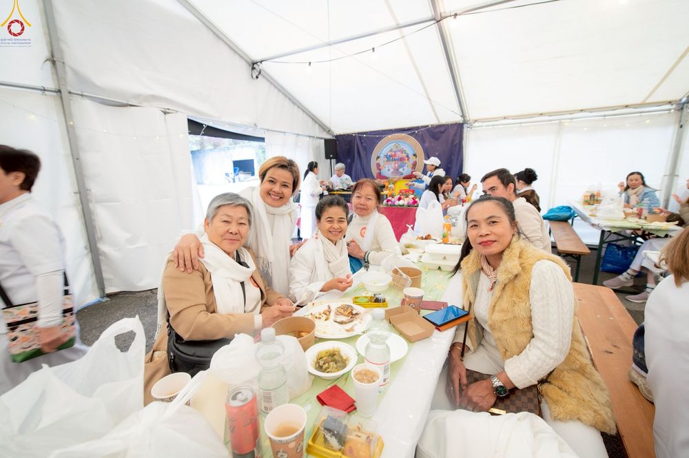 ภาพ No.255996:วันที่ 12 ตุลาคม พ.ศ. 2568 พิธีทอดกฐินวัดพระธรรมกายสวิตเซอร์แลนด์  ณ หอประชุมโรงเรียน Obergoldbach เมือง Bern ประเทศสวิตเซอร์แลนด์