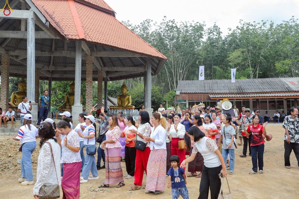 ภาพ No.260757:วันที่ 19 ตุลาคม พ.ศ. 2568 พิธีทอดกฐินสามัคคีทั่วไทย 30,000 วัด โดยคณะศิษยานุศิษย์ บูชาธรรม 81 ปี หลวงพ่อธัมมชโย ณ ที่พักสงฆ์บ้านขวัญพัฒน์ ต.คลองพา  อ.ท่าชนะ จ.สุราษฎร์ธานี