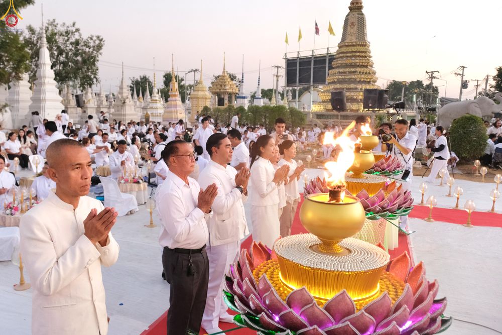 ภาพ No.294039:วันที่ 13 มกราคม พ.ศ. 2569 พิธีจุดประทีปถวายเป็นพุทธบูชา และบูชาธรรมมหาปูชนียาจารย์  (ภาพชุดที่ 2) ณ วัดสองพี่น้อง ต.ต้นตาล อ.สองพี่น้อง จ.สุพรรณบุรี ในโครงการธรรมยาตรา กตัญญูบูชา มหาปูชนียาจารย์ พระมงคลเทพมุนี(สด จนฺทสโร) พระผู้ปราบมาร อนุสรณ์สถาน 7 แห่