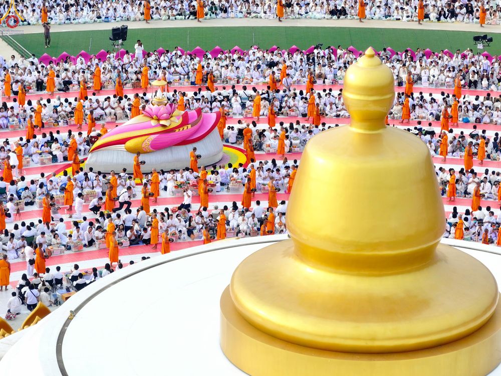 ภาพ No.302653:วันที่ 24 มกราคม พ.ศ. 2569 พิธีตักบาตรพระธรรมยาตรา(ภาพชุดที่ 2) ณ อนุสรณ์สถานลำดับที่ 5 สถานที่เผยแผ่วิชชาธรรมกายครั้งแรก อนุสรณ์สถานบางปลา วัดบางปลา อำเภอบางเลน จังหวัดนครปฐม ในโครงการธรรมยาตรา กตัญญูบูชา มหาปูชนียาจารย์ พระมงคลเทพมุนี(สด จนฺทสโร) พระผู