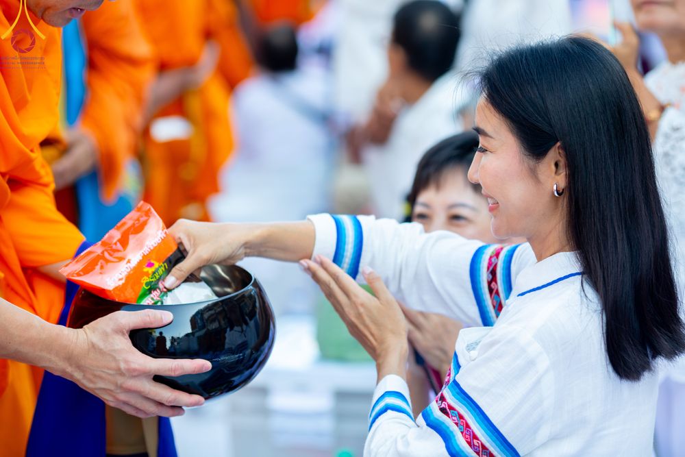 ภาพ No.311247:วันเสาร์ที่ 28 กุมภาพันธ์ พ.ศ. 2569 พิธีตักบาตรพระมหากุศล 11,250 รูป เฉลิมฉลอง 1,250 ปีศรีธรรมราชเจดีย์ สู่มรดกโลก ณ ถนนราชดำเนิน บริเวณหน้าวัดพระมหาธาตุวรมหาวิหาร อ.เมือง จ.นครศรีธรรมราช