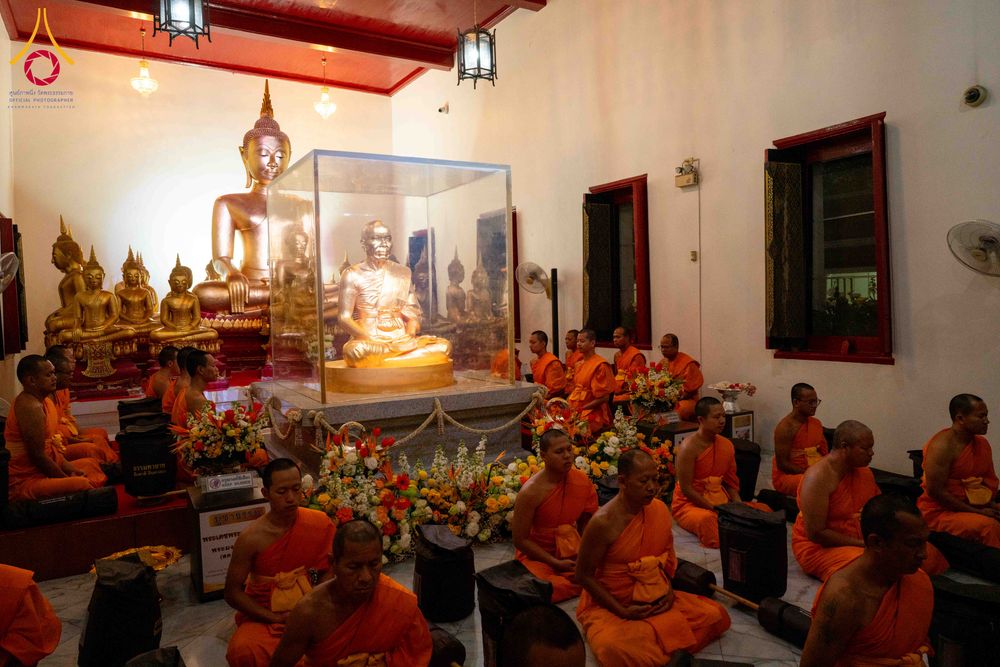 ภาพ No.297251:วันที่ 15 มกราคม พ.ศ.2569 พระธรรมยาตราปฏิบัติธรรมและถ่ายภาพหมู่ประวัติศาสตร์ อนุสรณ์สถานลำดับที่ 4 สถานที่เกิดด้วยกายธรรม  ณ วัดโบสถ์บน ต.บางคูเวียง จ.นนทบุรี ในโครงการธรรมยาตรา กตัญญูบูชา มหาปูชนียาจารย์ พระมงคลเทพมุนี(สด จนฺทสโร) พระผู้ปราบมาร อนุสรณ์ส