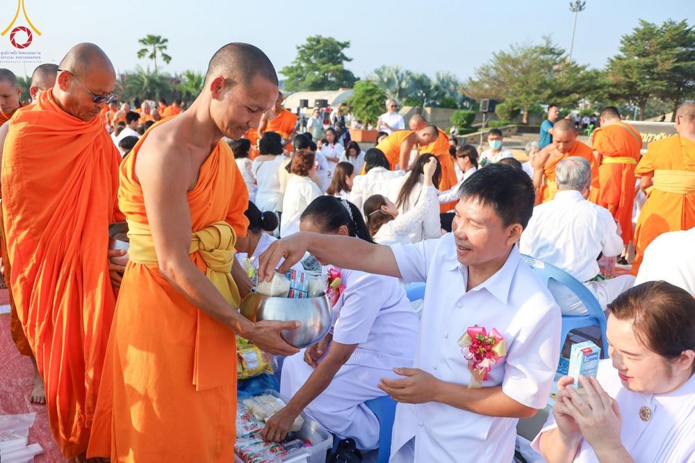 ภาพ No.180457:พิธีตักบาตรพระ ๑,๐๐๐ รูป ฉลองเมืองลำปาง ๑,๓๔๔ ปี วันเสาร์ที่ ๗ ธันวาคม พ.ศ. ๒๕๖๗ ณ ลานพระบรมราชานุสาวรีย์ พระนเรศวรมหาราช อ.เกาะคา จ.ลำปาง