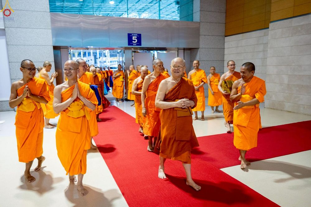 ภาพ No.233806:วันเสาร์ที่ 19 กรกฎาคม พ.ศ.2568 วันมหารำลึก ครั้งที่ 35 พิธีรำลึกถึงนักสร้างบารมี , พิธีสวดพระพุทธมนต์ , พิธีทอดผ้าบังสกุลและถวายไทยธรรม วัดพระธรรมกาย