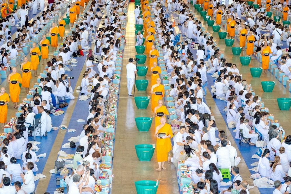 ภาพ No.263918:วันอาทิตย์ที่ 2 พฤศจิกายน พ.ศ. 2568 พิธีตักบาตรอาทิตย์ต้นเดือน ณ บ้านแก้วเรือนทองคุณยายฯ วัดพระธรรมกาย