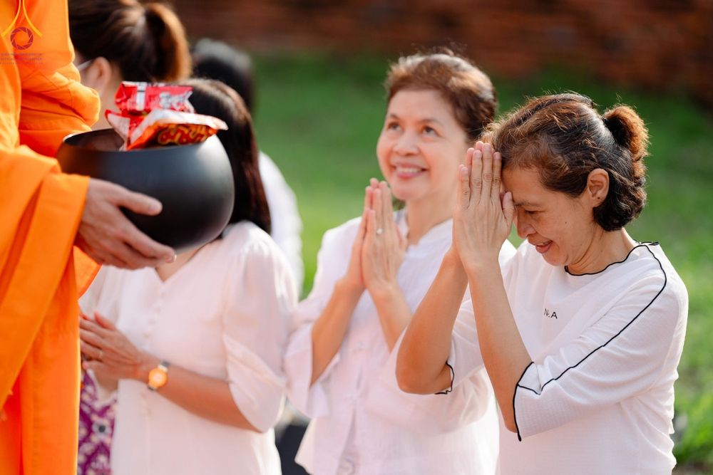 ภาพ No.138564:พิธีตักบาตร วัดราชบูรณะ จ.พระนครศรีอยุธยา วันที่ 25 พฤษภาคม พ.ศ.2567