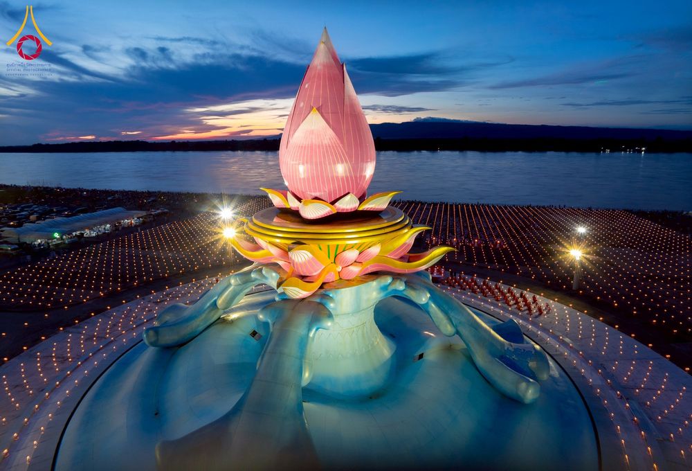 ภาพ No.250487:วันอังคารที่ 7 ตุลาคม พ.ศ. 2568 พิธีจุดประทีปบูชาพระรัตนตรัย ณ ลานธรรมปทุมรัตน์ธรรมเจดีย์ พุทธอุทยานนานาชาติ อ.โพนพิสัย จ.หนองคาย