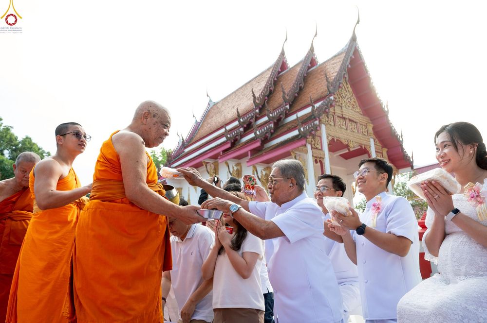ภาพ No.234419:วันพฤหัสบดีที่ 24 กรกฎาคม พ.ศ. 2568 พิธีถวายสังฆทานแก่คณะสงฆ์ 323 วัด , พิธีมอบกองทุนหนุนแรงใจช่วยครูใต้ , พิธีทำบุญส่วนกุศลแด่ผู้วายชนม์ ในเหตุการณ์ความไม่สงบ 4 จังหวัด ชายแดนภาคใต้ (ปัตตานี , ยะลา , นราธิวาส , สงขลา) ปีที่ 21 ครั้งที่ 179 ณ วัดเวฬุวัน 