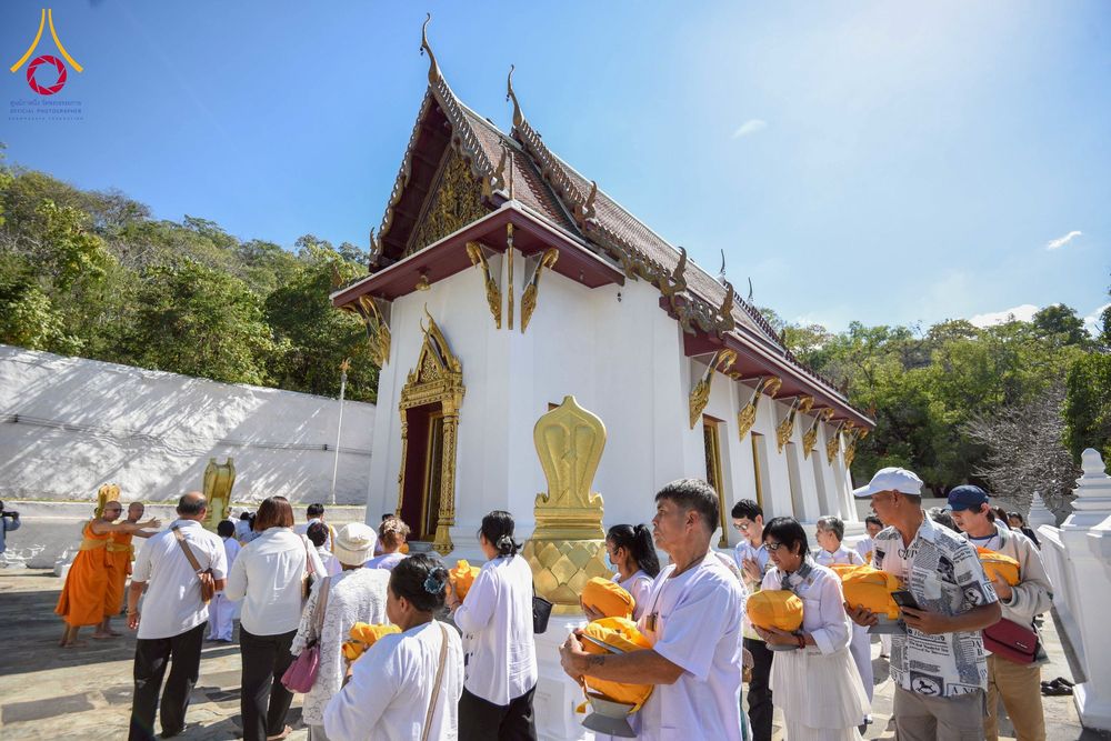 ภาพ No.278134:วันเสาร์ที่ 6 ธันวาคม พ.ศ. 2568 พิธีเวียนประทักษิณ ขอขมามอบผ้าไตร บรรพชาอุปสมบทหมู่ธรรมทายาท จำนวน 53 รูป โครงการอุปสมบทหมู่ รุ่นบูชาธรรมมหาปูชนียาจารย์ ประจำปี 2568 จังหวัดสระบุรี