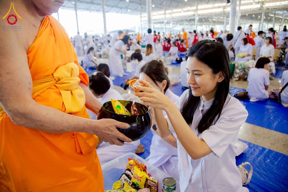 ภาพ No.277033:วันอาทิตย์ที่ 7 ธันวาคม พ.ศ. 2568 พิธีตักบาตรอาทิตย์ต้นเดือน ณ บ้านแก้วเรือนทองคุณยายฯ วัดพระธรรมกาย