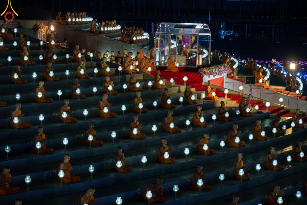 ภาพ No.279270:พิธีจุดวิสาขประทีป พิธีเวียนประทักษิณ ในวันวิสาขบูชา พุธที่ 22 พฤษภาคม พ.ศ. 2567 ( วันพระขึ้น 15 ค่ำ เดือน 6 ) ณ ลานธรรม พระมหาธรรมกายเจดีย์ วัดพระธรรมกาย จ.ปทุมธานี