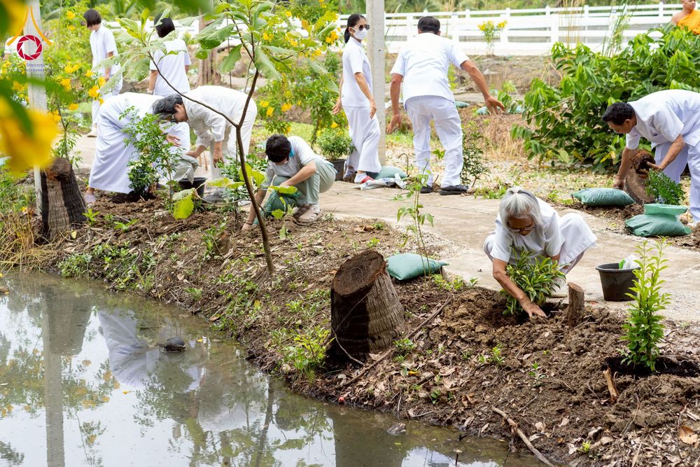 ภาพ No.238576:วันอาทิตย์ที่ 17 สิงหาคม พ.ศ. 2568 พิธีทอดผ้าป่าบำรุงศูนย์อบรมเยาวชนนครปฐม ครบรอบ 14 ปี และพิธีปลูกต้นไม้รอบสระเศรษฐี ณ ศูนย์อบรมเยาวชนนครปฐม