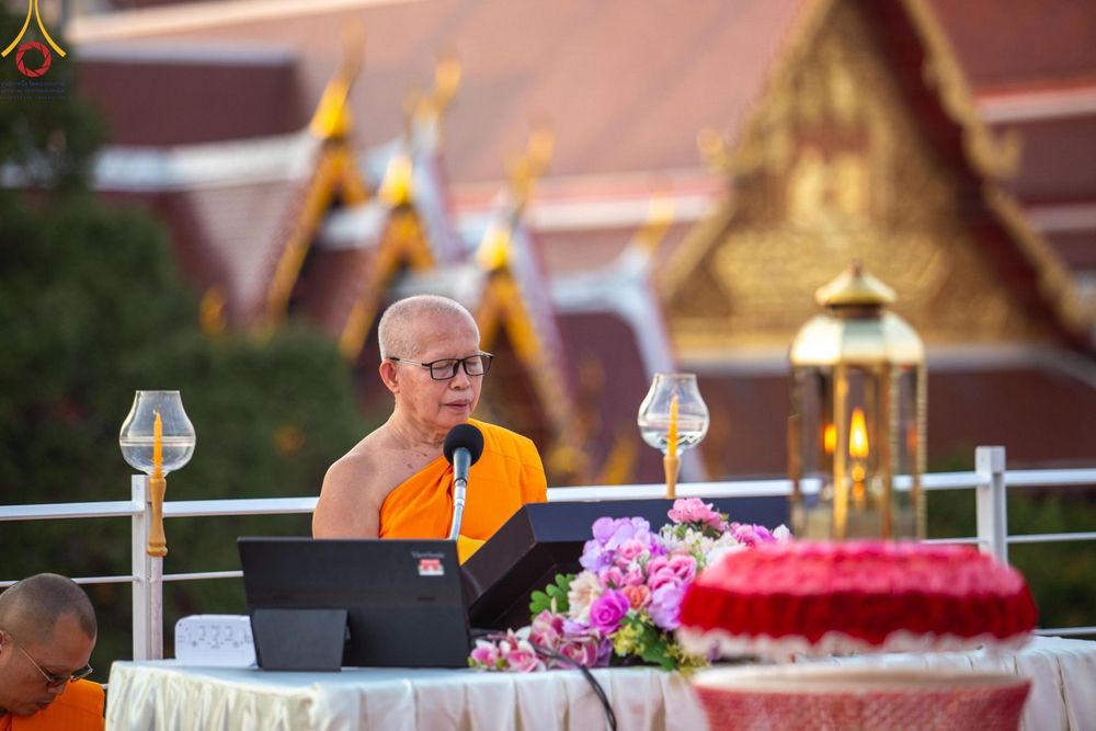 ภาพ No.201609:พิธีจุดประทีปถวายเป็นพุทธบูชา และบูชาธรรมมหาปูชนียาจารย์ ณ อาคารธรรมยาตรา กตัญญูบูชามหาปูชนียาจารย์ ตรงข้ามวัดปากน้ำภาษีเจริญ จ.กรุงเทพมหานคร ในโครงการธรรมยาตรา กตัญญูบูชา มหาปูชนียาจารย์ พระมงคลเทพมุนี(สด จนฺทสโร) พระผู้ปราบมาร อนุสรณ์สถาน 7 แห่ง