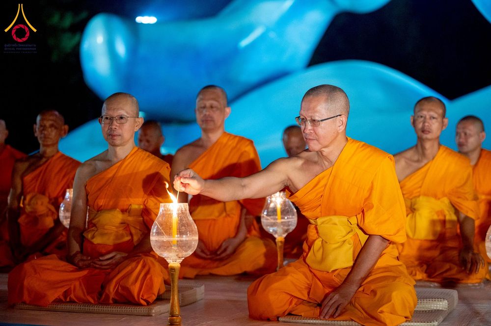 ภาพ No.266141:วันพุธที่ 5 พฤศจิกายน พ.ศ. 2568 (วันพระ ขึ้น 15 ค่ำ เดือน 12) พิธีจุดประทีปโคมลาน, โคมลอย และลอยกระทง ถวายประทีปเป็นพุทธบูชา สร้างความสว่างไสวให้กับแผ่นดินด้วยแสงธรรม ณ พุทธอุทยานนานาชาติ จังหวัดหนองคาย