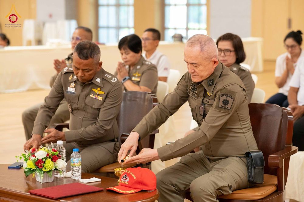 เจ้าหน้าที่ตำรวจในเครื่องแบบกำลังกรวดน้ำในพิธีทางศาสนา