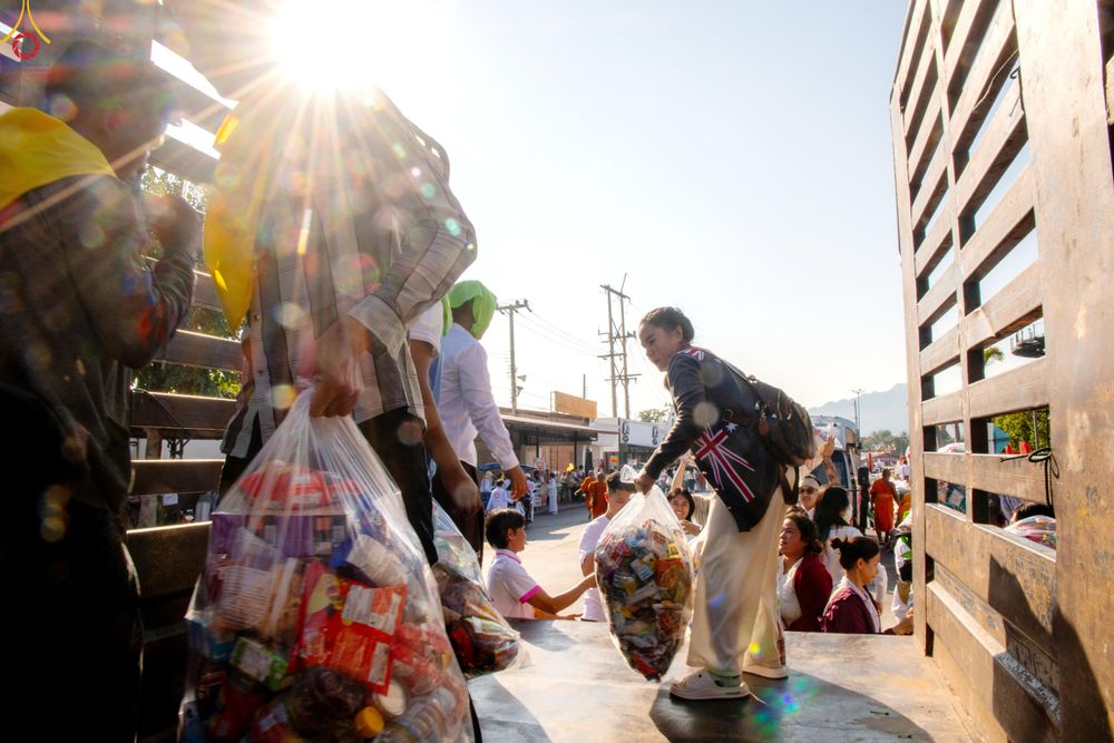 ภาพ No.282501:วันที่ 19 -20 ธันวาคม พ.ศ.2568 เบื้องหลังความสำเร็จ ของการจัดงานตักบาตร พระ 10,000 รูป Skywalk กาญจนบุรี