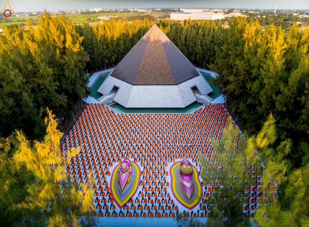 ภาพ No.288446:วันที่ 4 มกราคม พ.ศ. 2569 พระธรรมยาตราปฏิบัติธรรม และถ่ายภาพหมู่ประวัติศาสตร์ ในโครงการธรรมยาตรา กตัญญูบูชา มหาปูชนียาจารย์ พระมงคลเทพมุนี(สด จนฺทสโร) พระผู้ปราบมาร อนุสรณ์สถาน 7 แห่ง ปีที่ 14 ณ อนุสรณ์สถานมหาวิหารพระมงคลเทพมุนี (โลตัสแลนด์) อ.สองพี่น้อง