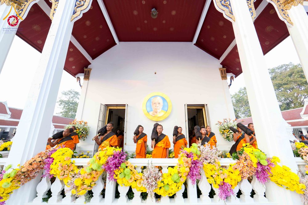 ภาพ No.297343:วันที่ 15 มกราคม พ.ศ.2569 พระธรรมยาตราปฏิบัติธรรมและถ่ายภาพหมู่ประวัติศาสตร์ อนุสรณ์สถานลำดับที่ 4 สถานที่เกิดด้วยกายธรรม  ณ วัดโบสถ์บน ต.บางคูเวียง จ.นนทบุรี ในโครงการธรรมยาตรา กตัญญูบูชา มหาปูชนียาจารย์ พระมงคลเทพมุนี(สด จนฺทสโร) พระผู้ปราบมาร อนุสรณ์ส