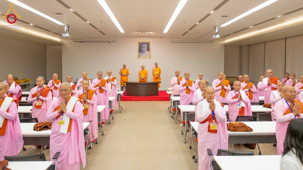 ภาพ No.325342:วันที่ 24 เมษายน พ.ศ.2569  หลวงพ่อทัตตชีโว รองเจ้าอาวาสวัดพระธรรมกาย ถวายการต้อนรับและปฏิสันถารคณะแม่ชีชาวเมียนมา