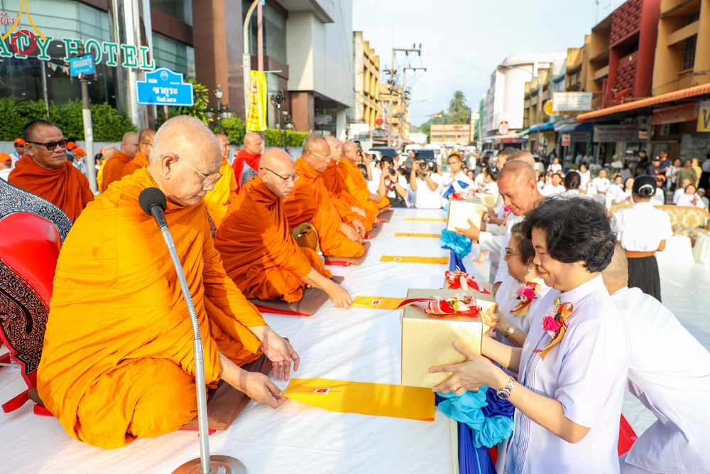 ภาพ No.343165:วันอาทิตย์ที่ 16 สิงหาคม พ.ศ.2569 พิธีตักบาตรพระ 10,000 รูป นานาชาติ ปีที่ 23 คณะสงฆ์ 4 ประเทศ 14 จังหวัดภาคใต้ น้อมถวายเป็นพุทธบูชา ทำบุญเพื่อแม่- พ่อ ณ ถนนนิพัทธ์อุทิศ 3 อ.หาดใหญ่ จ.สงขลา