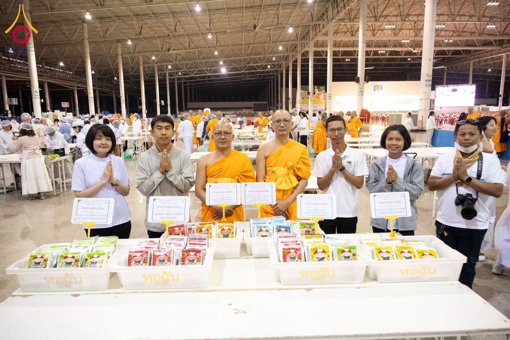 ภาพ No.287259:วันที่ 3 มกราคม พ.ศ.2569 พิธีถวายภัตตาหารเป็นสังฆทาน แด่พระธรรมยาตรา ณ วัดพระธรรมกาย  จังหวัดปทุมธานี ในโครงการธรรมยาตรา กตัญญูบูชา มหาปูชนียาจารย์ พระมงคลเทพมุนี(สด จนฺทสโร) พระผู้ปราบมาร อนุสรณ์สถาน 7 แห่ง ปีที่ 14