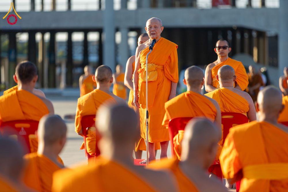 ภาพ No.285298:วันจันทร์ที่ 15 ธันวาคม พ.ศ.2568  บันทึกภาพหมู่ประวัติศาสตร์ โครงการบรรพชาอุปสมบทหมู่  รุ่นบูชาธรรมมหาปูชนียาจารย์ ประจำปี 2568 ณ ลานธรรมมหาธรรมกายเจดีย์ วัดพระธรรมกาย