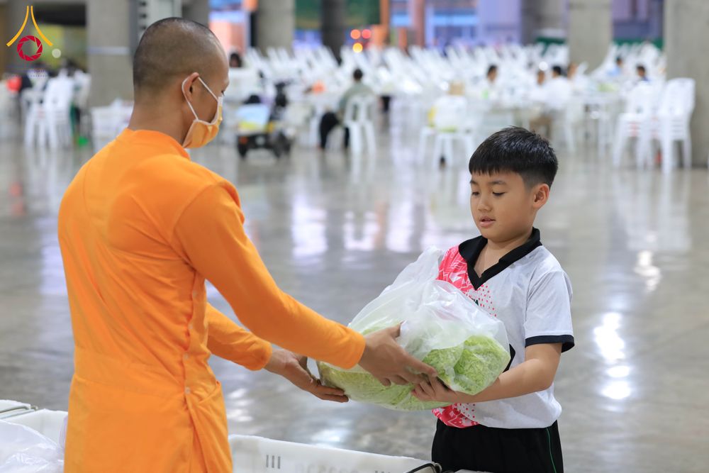 ภาพ No.303294:วันที่ 15-21 มกราคม พ.ศ.2569 ปลิดกลีบดอกเบญจทรัพย์ เพื่อโปรยต้อนรับพระธรรมยาตรา ในโครงการธรรมยาตรา กตัญญูบูชา มหาปูชนียาจารย์ พระมงคลเทพมุนี(สด จนฺทสโร) พระผู้ปราบมาร อนุสรณ์สถาน 7 แห่ง ปีที่ 14 ณ วิหารคด วัดพระธรรมกาย