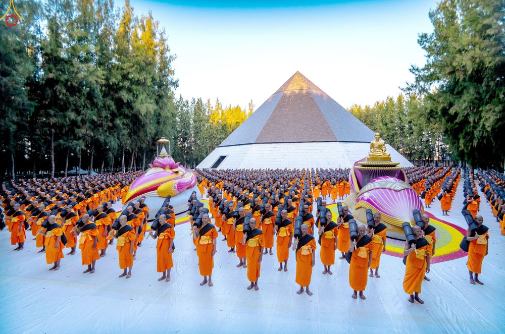 ภาพ No.288456:วันที่ 4 มกราคม พ.ศ. 2569 พระธรรมยาตราปฏิบัติธรรม และถ่ายภาพหมู่ประวัติศาสตร์ ในโครงการธรรมยาตรา กตัญญูบูชา มหาปูชนียาจารย์ พระมงคลเทพมุนี(สด จนฺทสโร) พระผู้ปราบมาร อนุสรณ์สถาน 7 แห่ง ปีที่ 14 ณ อนุสรณ์สถานมหาวิหารพระมงคลเทพมุนี (โลตัสแลนด์) อ.สองพี่น้อง