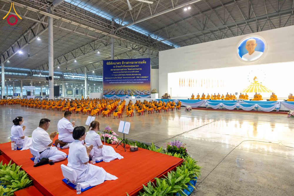 ภาพ No.308186:วันที่ 1  กุมภาพันธ์ พ.ศ. 2569 พิธีตักบาตรข้าวสารอาหารแห้ง ณ บ้านแก้วเรือนทองคุณยาย สภาธรรมกายสากล วัดพระธรรมกาย