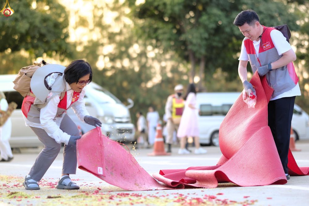 ภาพ No.296127:ภาพเบื้องหลังอาสาสมัครรวมใจ ชุดที่ 1 ในโครงการธรรมยาตรา กตัญญูบูชา มหาปูชนียาจารย์ พระมงคลเทพมุนี(สด จนฺทสโร) พระผู้ปราบมาร อนุสรณ์สถาน 7 แห่ง ปีที่ 14