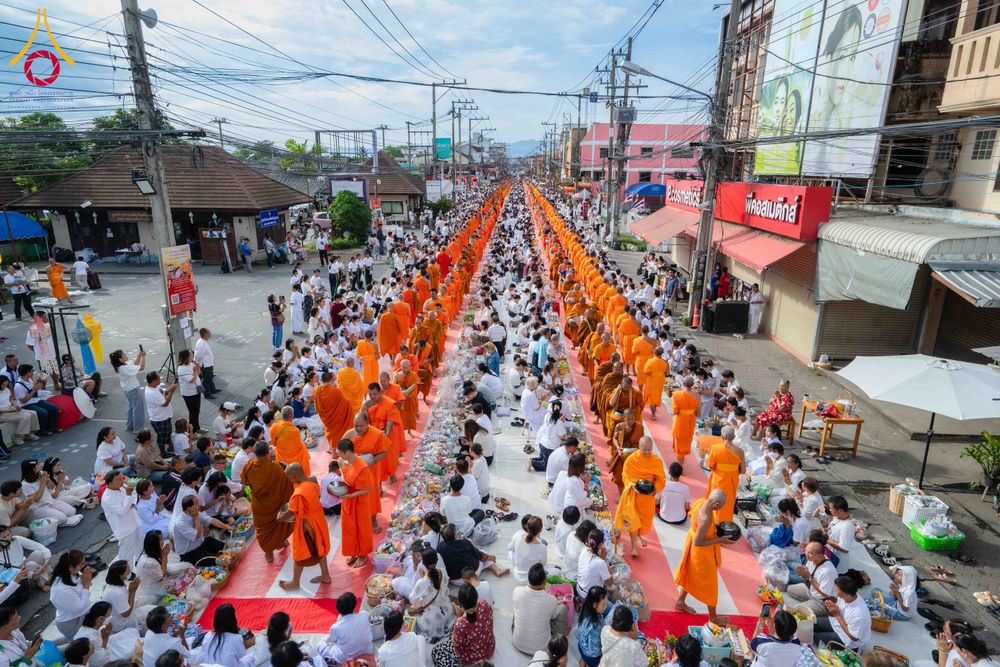 ภาพ No.336891:วันเสาร์ที่ 27 มิถุนายน 2569 พิธีตักบาตรพระ 1,345 รูป  ณ ข่วงสันกำแพง อำเภอสันกำแพง จังหวัดเชียงใหม่