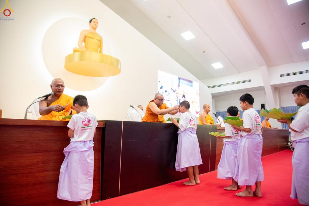 ภาพ No.320072:วันเสาร์ที่ 4 เมษายน 2569 พิธีตัดปอยผม ขอขมาผู้ปกครอง  มอบบาตร-ผ้าไตร และพิธีบรรพชาสามเณร 87 รูป  ณ ศูนย์ปฏิบัติธรรมระยอง(บ้านช่องลม)  ต.บางบุตร อ.บ้านค่าย จ.ระยอง