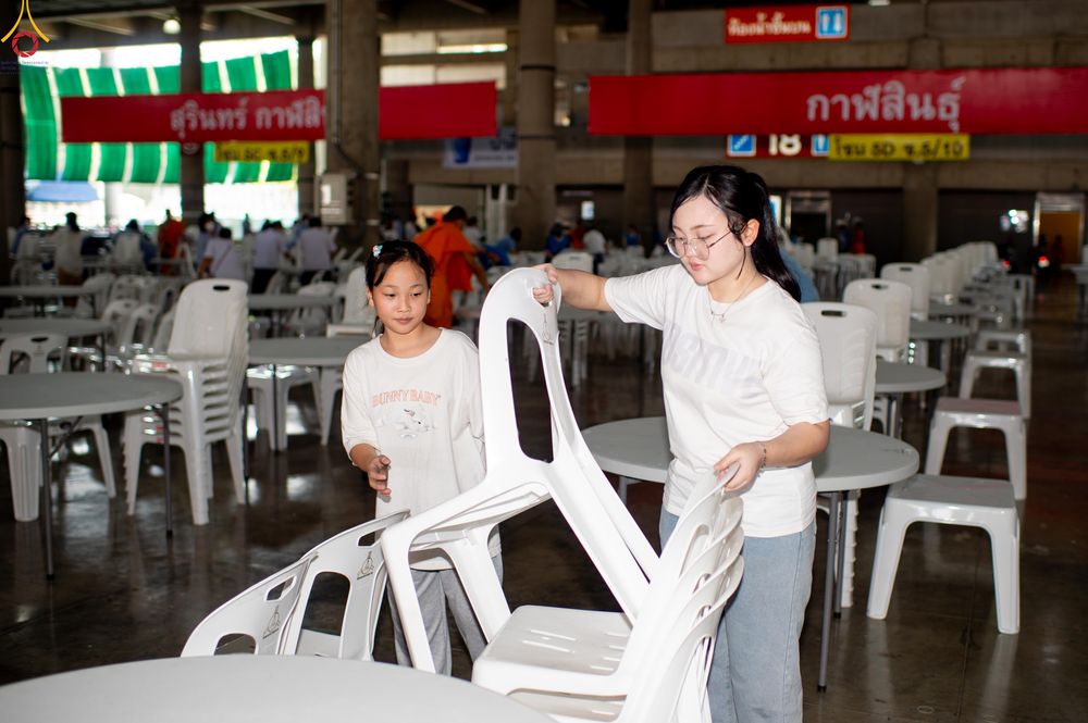 ภาพ No.322307:วันที่ 15 เมษายน พ.ศ.2569 การเตรียมงาน เช็ดโต๊ะ เก้าอี้ ปูผ้าโต๊ะฉัน เพื่องานถวายมหาสังฆทาน 40,000 กว่าวัดทั่วประเทศ วันคุ้มครองโลก 22 เมษายน พ.ศ.2569 วัดพระธรรมกาย