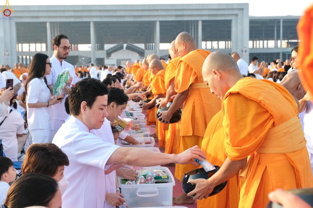 ภาพ No.279908:วันที่ 1 มกราคม พ.ศ.2569 พิธีตักบาตรในวันขึ้นปีใหม่ ณ ลานธรรม วัดพระธรรมกาย