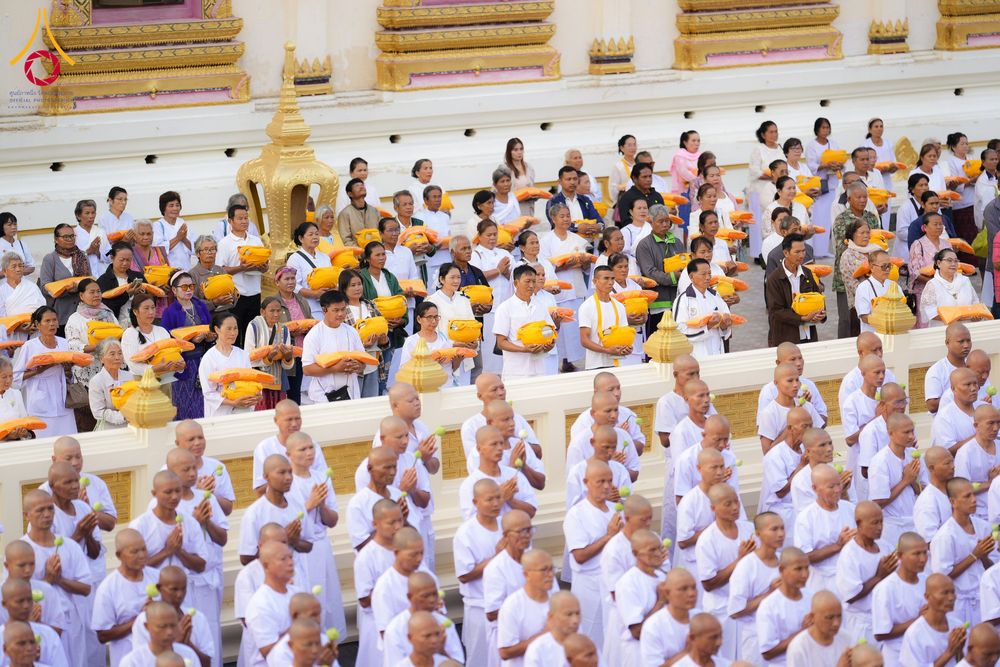 ภาพ No.278530:วันอาทิตย์ที่ 14 ธันวาคม พ.ศ.2568  พิธีเวียนประทักษิณ พิธีวันทาสีมาพระประธาน โครงการบวชบูชาธรรมมหาปูชนียาจารย์ ของศูนย์ปฏิบัติธรรมบุรีรัมย์ ณ วัดกลาง พระอารามหลวง จังหวัดบุรีรัมย์