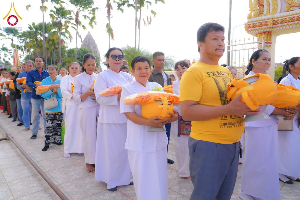 ภาพ No.278532:วันอาทิตย์ที่ 14 ธันวาคม พ.ศ.2568  พิธีเวียนประทักษิณ พิธีวันทาสีมาพระประธาน โครงการบวชบูชาธรรมมหาปูชนียาจารย์ ของศูนย์ปฏิบัติธรรมบุรีรัมย์ ณ วัดกลาง พระอารามหลวง จังหวัดบุรีรัมย์