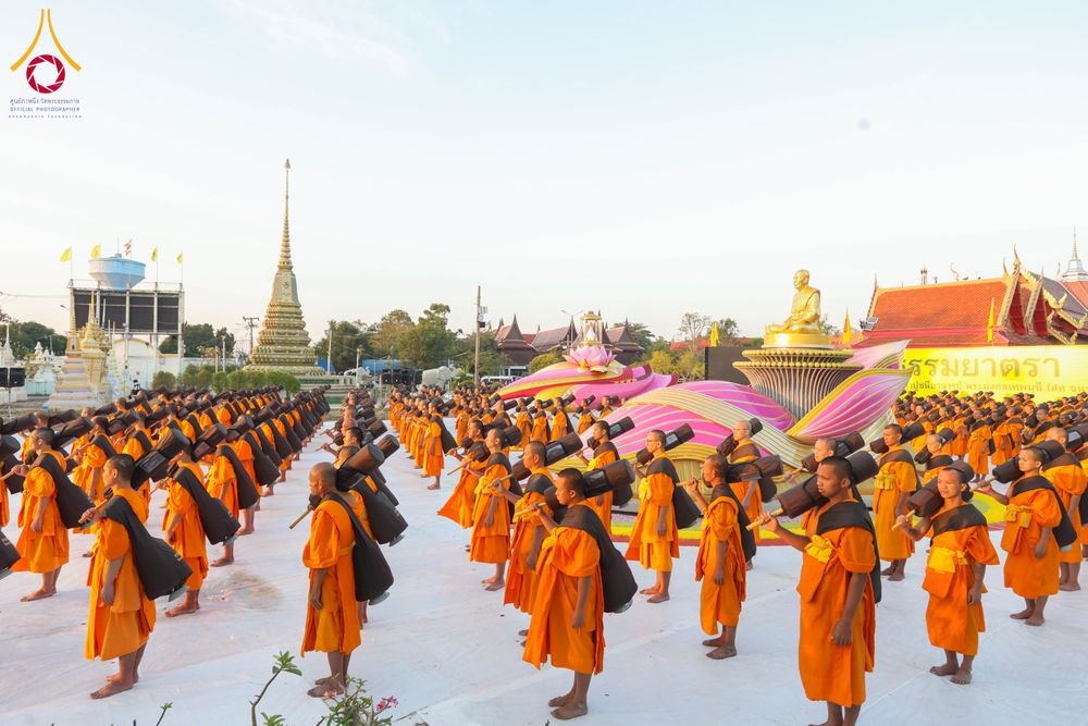 ภาพ No.294685:วันอาทิตย์ที่ 14 ธันวาคม พ.ศ.2568 พระธรรมยาตราปฏิบัติธรรมและถ่ายภาพหมู่ประวัติศาสตร์ ณ วัดสองพี่น้อง ต.ต้นตาล อ.สองพี่น้อง จ.สุพรรณบุรี ในโครงการธรรมยาตรา กตัญญูบูชา มหาปูชนียาจารย์ พระมงคลเทพมุนี(สด จนฺทสโร) พระผู้ปราบมาร อนุสรณ์สถาน 7 แห่ง ปีที่ 14