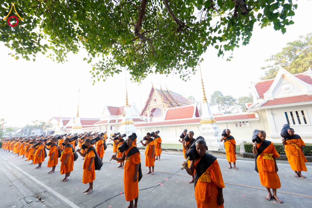 ภาพ No.297369:วันที่ 15 มกราคม พ.ศ.2569 พระธรรมยาตราปฏิบัติธรรมและถ่ายภาพหมู่ประวัติศาสตร์ อนุสรณ์สถานลำดับที่ 4 สถานที่เกิดด้วยกายธรรม  ณ วัดโบสถ์บน ต.บางคูเวียง จ.นนทบุรี ในโครงการธรรมยาตรา กตัญญูบูชา มหาปูชนียาจารย์ พระมงคลเทพมุนี(สด จนฺทสโร) พระผู้ปราบมาร อนุสรณ์ส